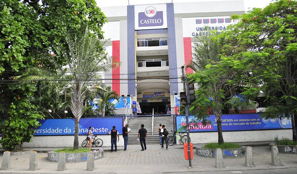 Universidade Castelo Branco (UCB), no Rio de Janeiro demitiu 100 professores do seu corpo docente; número corresponde a 25% dos professores da instituição de ensino; segundo o Sindicato dos professores do Rio (Sinpro-Rio), a demissão em massa pode ser comparada "proporcionalmente, àquela feita pela Estácio há uma semana, quando pelo menos 400 professores foram demitidos em todo o Estado"