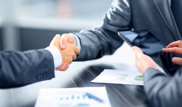 Recuperação da economia brasileira e juros em queda provavelmente vão mudar a natureza da atividade de fusões e aquisições no país em 2018, afirmam executivos de bancos de investimento e advogados especializados na área; conglomerados pressionados por escândalos de corrupção e dívida elevada foram forçados a vender ativos no ano passado, o que ajudou a aumentar o valor das operações de fusões e aquisições no Brasil em 2017 para 61,77 bilhões de dólares, alta de 33% sobre 2016; neste ano, a expectativa é que uma possível  recuperação da economia mude este perfil