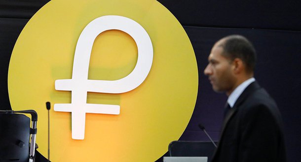 O petro se tornou realidade. Autoridades venezuelanas iniciaram a venda dessa criptomoeda, que tem caraterísticas únicas: trata-se de uma moeda digital oficial gerida pelo governo venezuelano e garantida pelas reservas de petróleo do país, que a faz muito atraente para investidores; para o economista venezuelano José Gregorio Piña, o petro representa um golpe duro para os domínios econômico e financeiro dos EUA
