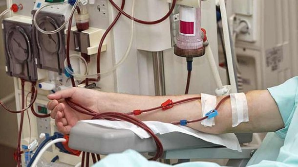Pelo menos 500 moradores de Goiânia que sofrem de doença renal crônica (gradual perda das funções dos rins) devem ficar sem tratamento a partir desta terça-feira (6); isso porque a gestão do prefeito Iris Rezende (MDB) não faz o repasse dos recursos destinados à empresa que realiza o transporte desses pacientes há três meses; sem receber e sem qualquer posicionamento, o proprietário Alexandre Sebba decidiu suspender o serviço; “Todo o transporte está sendo bancado pela nossa empresa. O custo é muito alto, salário dos motoristas, manutenção nos veículos, combustível, chega um momento que não estamos mais dando conta de arcar”, lamentou
