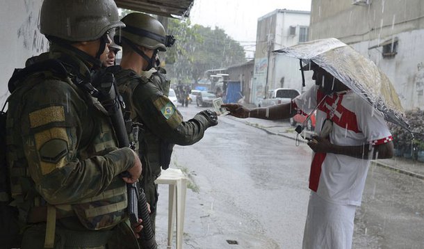 Militares estão fotografando todo mundo que sai das favelas Vila Kennedy, Coréia e Vila Aliança, na Zona Oeste, durante operação nesta sexta-feira (23); diferentes pontos de identificação foram montados em diversas saídas das comunidades; as pessoas só podem deixar suas regiões após passarem pelo cadastramento das Forças Armadas; foto e o RG dos moradores são enviados por um aplicativo para um setor de inteligência das forças de segurança, que avalia se o identificado tem anotação criminal