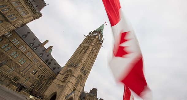 O Senado canadense aprovou uma lei para mudar uma das estrofes do hino nacional do país. A medida busca garantir a neutralidade de gênero no texto substituindo as palavras "filhos" ('thy sons') por "todos nós" ('all of us'); primeiro-ministro do país, Justin Trudeau, votou a favor da alteração, que havia sido proposta, sem sucesso, em outras ocasiões; tentativas de eliminar a palavra "filhos" do hino acontecem desde 1980, informou a emissora canadense CBS