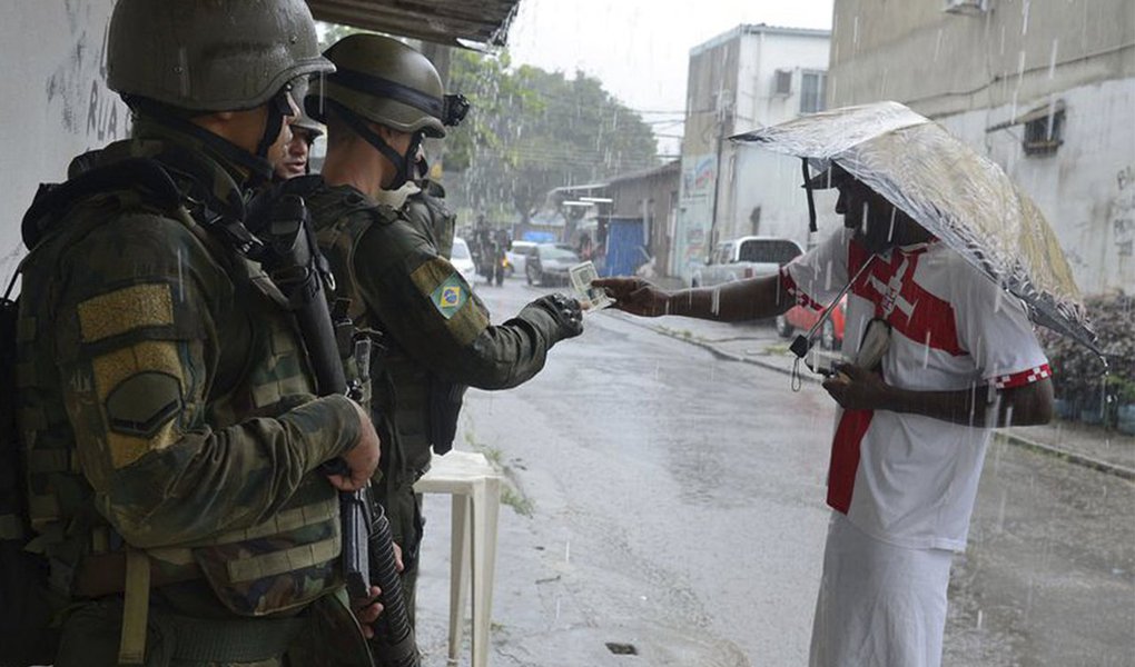 Militares estão fotografando todo mundo que sai das favelas Vila Kennedy, Coréia e Vila Aliança, na Zona Oeste, durante operação nesta sexta-feira (23); diferentes pontos de identificação foram montados em diversas saídas das comunidades; as pessoas só podem deixar suas regiões após passarem pelo cadastramento das Forças Armadas; foto e o RG dos moradores são enviados por um aplicativo para um setor de inteligência das forças de segurança, que avalia se o identificado tem anotação criminal