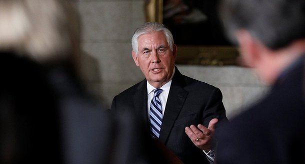 Os Estados Unidos manterão sua presença no território sírio, informou o secretário de Estado dos EUA, Rex Tillerson; "A mudança responsável pode não vir rápido como alguns esperam, mas através de um processo gradual de reforma constitucional e eleições supervisionadas pela ONU", disse Tillerson em um discurso na Universidade de Stanford, Califórnia