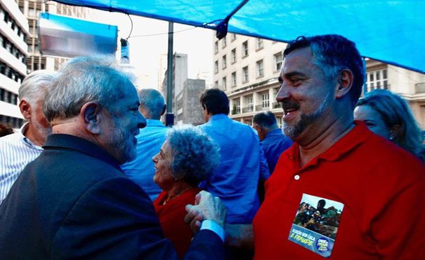 O líder da bancada do PT na Câmara, deputado Paulo Pimenta (PT-RS), no ato que reuniu mais de 60 mil pessoas em Porto Alegre, disse que o Brasil não pode aceitar a injustiça que querem fazer com o ex-presidente Lula, que está sendo julgado nesta quarta-feira (24); “E esse povo aqui veio abraçar Lula e dizer para o Brasil e ao mundo que Lula é inocente. Não aceitaremos que um juiz de primeira instância, sem legitimidade e isenção, com apoio da Rede Globo e de Dallagnoll(s), condenem Lula. Vocês serão julgados pela história como traidores do Brasil por perseguirem a maior liderança política do País"