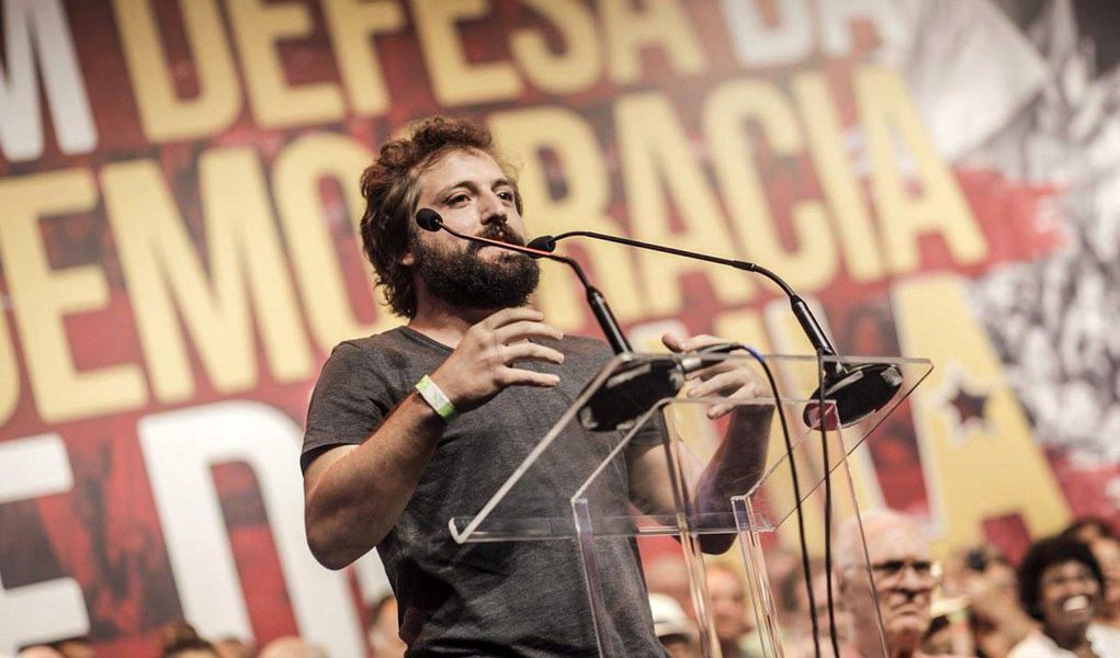 "A defesa dele é a defesa de um país inteiro. Não tem a ver com o fato de eu querer votar nele, eu não sei se vou votar nele, vai depender das alianças que ele fizer. Isso significa que eu quero decidir em quem eu vou votar, não um juiz em Porto Alegre. Em outubro, eu quero votar para presidente", disse Gregório Duvivier, no ato em defesa da democracia e de Lula, no Rio de Janeiro