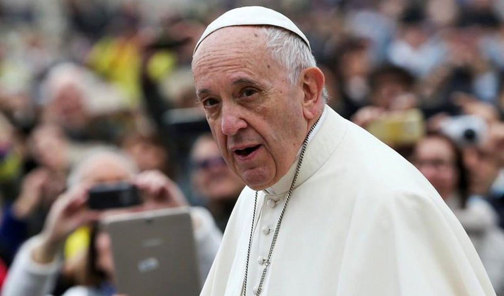 Papa Francisco pediu nesta segunda-feira que todos os países apoiem o diálogo para diminuir as tensões na península coreana, e que trabalhem por uma proibição com vínculo legal das armas nucleares; "É de suma importância apoiar cada esforço para diálogo na península coreana, para encontrar novas maneiras de superar as disputas atuais, aumentando confiança mútua e garantindo um futuro pacífico para o povo coreano e o mundo inteiro", disse Francisco; "Armas nucleares devem ser proibidas", completou