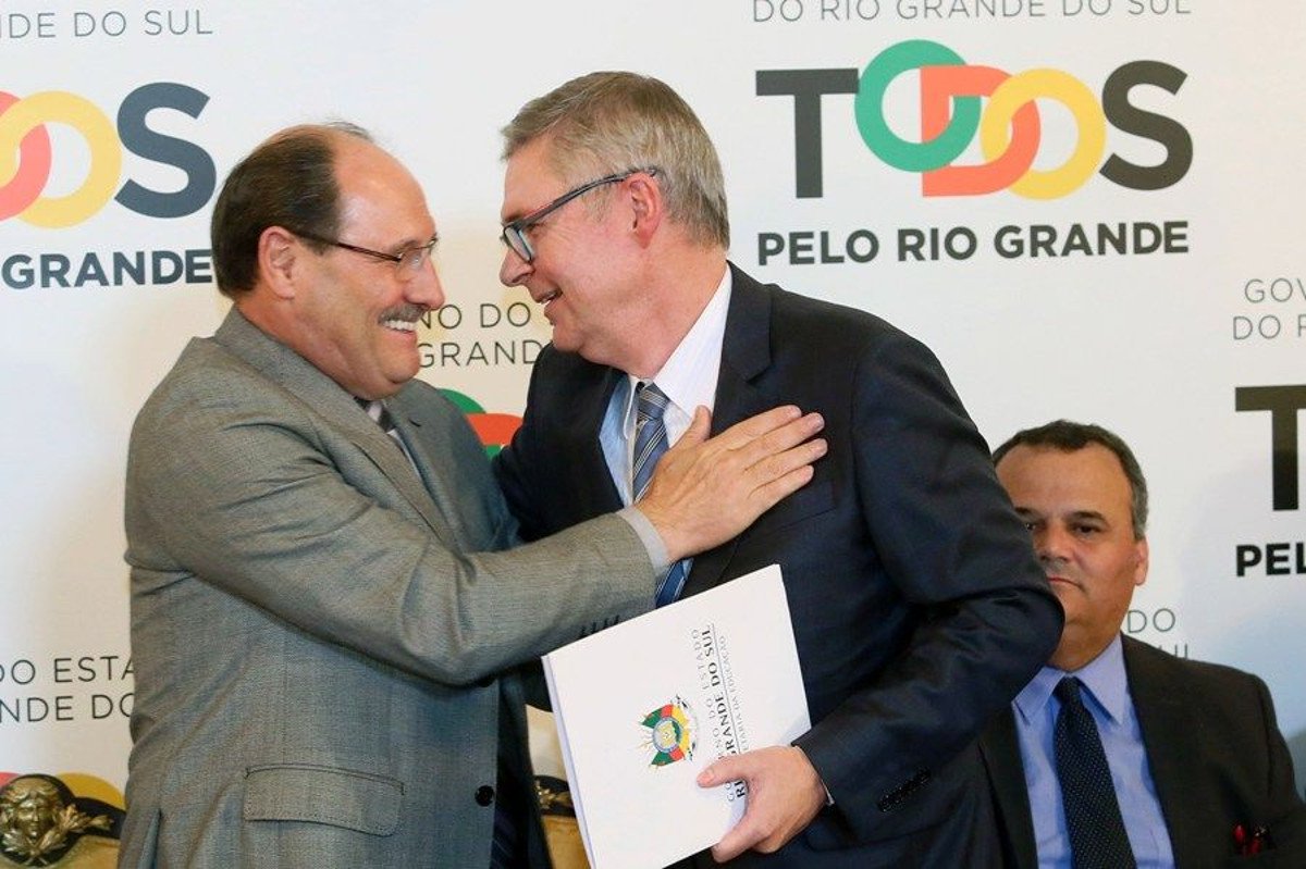 O CPERS Sindicato divulgou nota nesta segunda-feira (26), repudiando as declarações feitas pelo secretário estadual da Educação, Ronald Krummenauer, em entrevista ao jornal Zero Hora. Ao falar sobre a política educacional da atual gestão, o secretário disse que “se arrepende de não ter fechado mais escolas”; Krummenauer “pensa e age como empresário” e “não tem a visão pedagógica que a Secretaria de Educação precisaria”, diz a nota do CPERS
