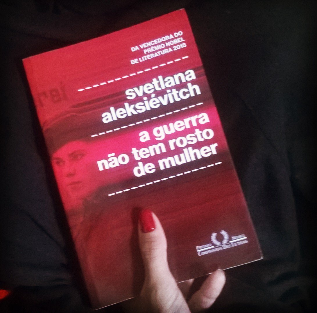 ‘Preciso de sua ajuda’, o homem me disse. ‘A dois quilômetros daqui, minha mulher está dando à luz. Comandante retrucou: ‘É na faixa neutra. Você sabe, não é seguro.’ ‘Uma mulher está parindo’ Se o inimigo notasse alguma coisa, lançaria projéteis em cima de nós. Mas, quando os soldados escutaram que a criança tinha nascido ... ‘Viva! Viva!’; Do livro “A guerra não tem rosto de mulher”