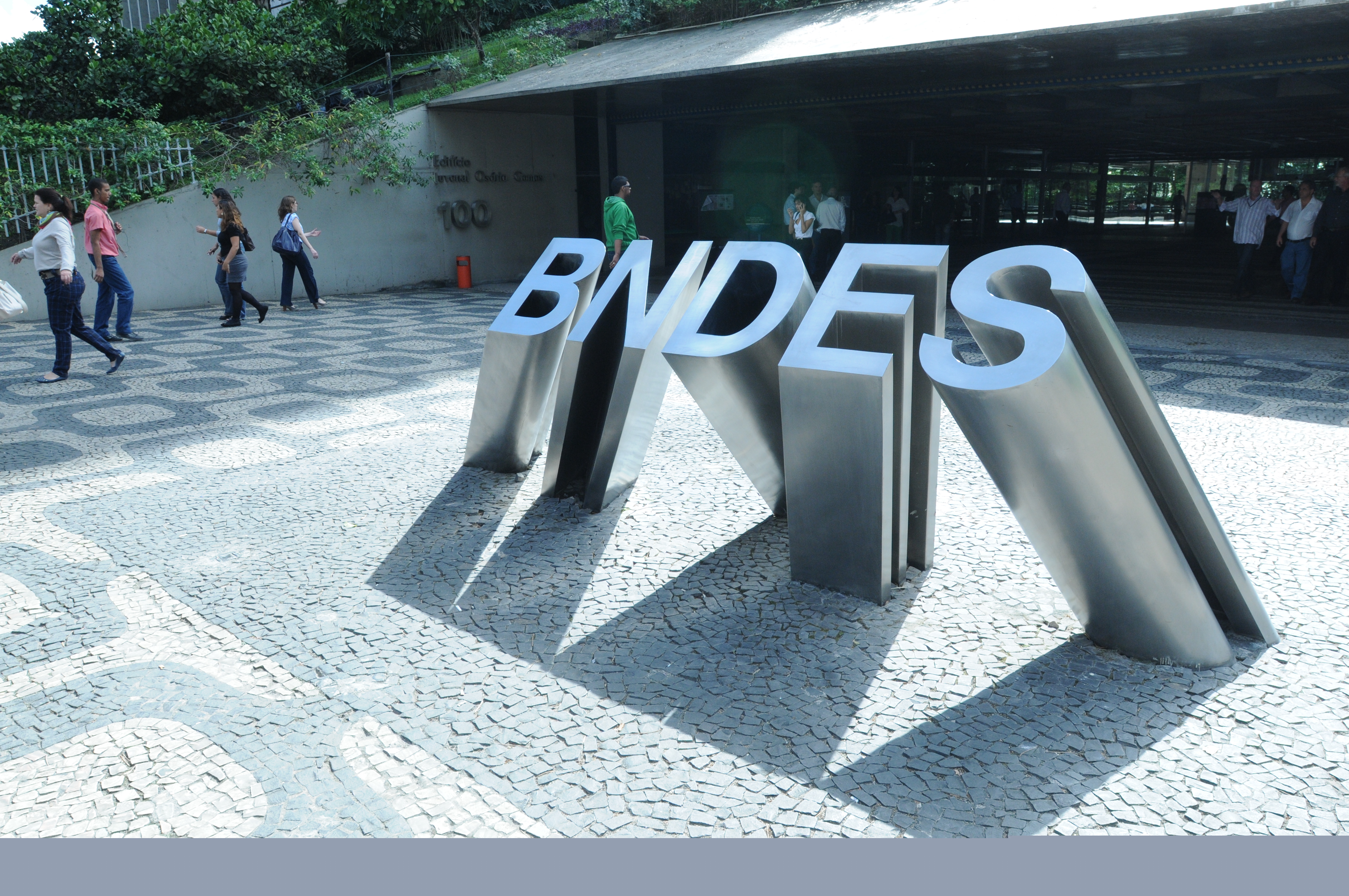 O Banco Nacional de Desenvolvimento Econômico e Social (BNDES) conseguiu renegociar R$ 1,2 bilhão da dívida de Minas Gerais, o que significa que o Estado de Minas ganhou uma prorrogação de 10 anos nos pagamentos, incluindo um prazo de carência de 4 anos; agora, são 14 os estados que tiveram suas dívidas renegociadas com o BNDES, totalizando R$ 9 bilhões