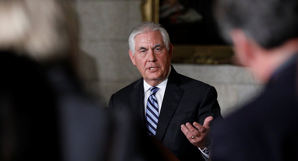Os Estados Unidos manterão sua presença no território sírio, informou o secretário de Estado dos EUA, Rex Tillerson; "A mudança responsável pode não vir rápido como alguns esperam, mas através de um processo gradual de reforma constitucional e eleições supervisionadas pela ONU", disse Tillerson em um discurso na Universidade de Stanford, Califórnia