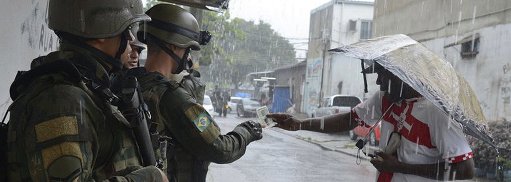 A Defensoria Pública do Estado do Rio informou que vai requerer às Forças Armadas informações pelas fotos de moradores da Vila Kennedy, na zona oeste, feitas por militares na operação no Rio; "Tem de haver transparência. Para onde estão sendo mandadas essas imagens? Isto remonta a práticas antigas, da ditadura", afirmou o defensor Daniel Lozoya; em texto assinado por outro defensor, o órgão também manifestou "sua veemente discordância com o 'fichamento' de moradores de comunidades fluminenses "
