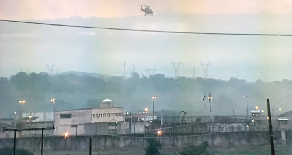 Detentos do complexo prisional de Aparecida de Goiânia voltaram a realizar um motim na madrugada desta sexta-feira; foi a terceira vez que os presos do local se rebelaram em uma semana; na primeira ocasião, nove presos foram mortos; nos dois primeiros, no regime semiaberto; de acordo com a Secretaria de Segurança Pública, o novo motim foi controlado no início da manhã após intervenção do Grupo de Operações Penitenciárias Especiais (Gope), com apoio da Polícia Militar. Na ala do regime fechado, segundo a Diretoria-Geral de Administração Penitenciária de Goiás (DGAP), o presídio mantém 1,8 mil presos