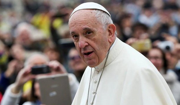 Papa Francisco pediu nesta segunda-feira que todos os países apoiem o diálogo para diminuir as tensões na península coreana, e que trabalhem por uma proibição com vínculo legal das armas nucleares; "É de suma importância apoiar cada esforço para diálogo na península coreana, para encontrar novas maneiras de superar as disputas atuais, aumentando confiança mútua e garantindo um futuro pacífico para o povo coreano e o mundo inteiro", disse Francisco; "Armas nucleares devem ser proibidas", completou
