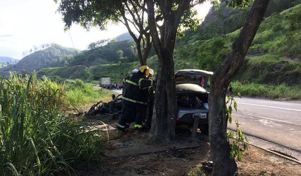 O retorno do feriado prolongado de Natal foi violento nas rodovias que cortam Minas Gerais; pelo menos quatro pessoas morreram vítimas de acidentes de trânsito; três delas em uma batida violenta de frente entre um carro e uma carreta na BR-381, em Antônio Dias, no Vale do Rio Doce, o que motivou o fechamento total da estrada, entre Belo Horizonte e o Leste de Minas, além da rota para as praias do Sul da Bahia e litoral Norte do Espírito Santo