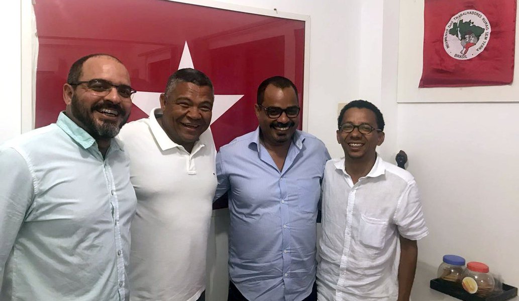 Em reunião nesta segunda-feira com o dirigente e com o presidente da União Geral dos Trabalhadores (UGT), Marcelo e Magno Lavigne, respectivamente, o deputado federal baiano Valmir Assunção (PT) voltou a criticar a reforma da Previdência; "A proposta afeta diretamente a população mais pobre do país, e os trabalhadores que deram sua vida pelo emprego e que não vão poder se aposentar por conta das sandices de Temer e seus aliados entreguistas", diz Valmir