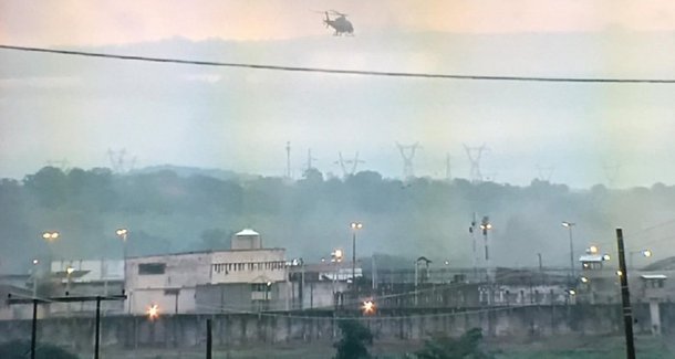 Detentos do complexo prisional de Aparecida de Goiânia voltaram a realizar um motim na madrugada desta sexta-feira; foi a terceira vez que os presos do local se rebelaram em uma semana; na primeira ocasião, nove presos foram mortos; nos dois primeiros, no regime semiaberto; de acordo com a Secretaria de Segurança Pública, o novo motim foi controlado no início da manhã após intervenção do Grupo de Operações Penitenciárias Especiais (Gope), com apoio da Polícia Militar. Na ala do regime fechado, segundo a Diretoria-Geral de Administração Penitenciária de Goiás (DGAP), o presídio mantém 1,8 mil presos