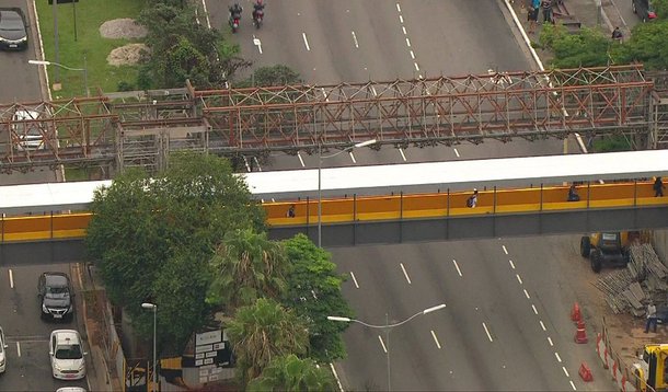 Foi aberta a nova passarela do Aeroporto de Congonhas, na zona sul da capital paulista; a estrutura permite a circulação de pedestres por cima da Avenida Washington Luís, principal via da região; a passagem original, inaugurada em 1974, foi projetada pelo arquiteto Vilanova Artigas; no entanto, em outubro de 2015, o equipamento acabou interditado após ser detectado o risco de ruptura da passarela, que já havia recebido um escoramento preventivo no mês anterior; o novo projeto, com valor total de R$ 6,7 milhões, foi custeado por um grupo de empresas