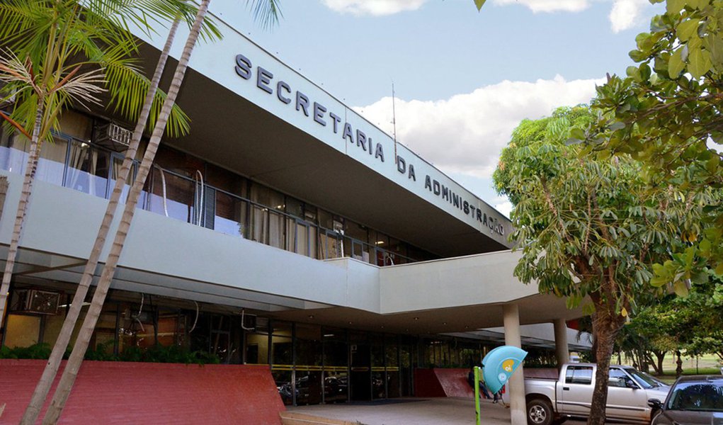 O governo do Tocantins quita, nesta quinta-feira (28) o 13º salário de outros 10.934 servidores do Executivo, com o pagamento de aproximadamente R$ 40 milhões; serão atendidos 86.09% do total de servidores, de acordo com o executivo; o dinheiro estará disponível na conta do beneficiário a partir da zero hora de sexta-feira (29), informou o secretário de Estado da Administração, Geferson Barros