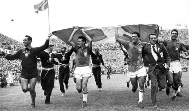"Em 1958, quando o Brasil ganhou sua primeira Copa do Mundo, Juscelino Kubitschek entrava no seu terceiro ano de governo, a Bossa Nova e o Cinema Novo começaram a fazer sucesso aqui e no exterior", escreve o jornalista Ricardo kotscho; "Foi o ano de afirmação do Brasil como Nação", afirma; de acordo com o blogueiro, "voltamos a ser um país anão e o mundo esqueceu o Brasil, 60 anos depois de descobri-lo"