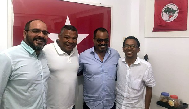 Em reunião nesta segunda-feira com o dirigente e com o presidente da União Geral dos Trabalhadores (UGT), Marcelo e Magno Lavigne, respectivamente, o deputado federal baiano Valmir Assunção (PT) voltou a criticar a reforma da Previdência; "A proposta afeta diretamente a população mais pobre do país, e os trabalhadores que deram sua vida pelo emprego e que não vão poder se aposentar por conta das sandices de Temer e seus aliados entreguistas", diz Valmir