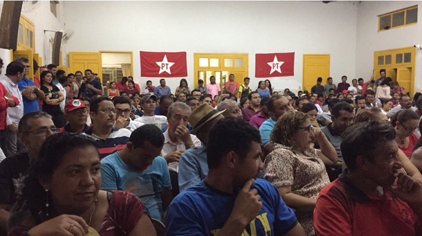 Plenária do PT Ceará realizada nesta quinta (31), no Crato, deliberou pela criação de 300 comitês populares em defesa do ex-presidente Lula e da democracia em todo o Estado. O deputado José Guimarães (PT-CE), que comandou o evento, disse que “Lula será nosso candidato, custe o que custar”. “Eles estão pensando que barrar Lula irá calar os movimentos sociais, calar os pobres", afirmou