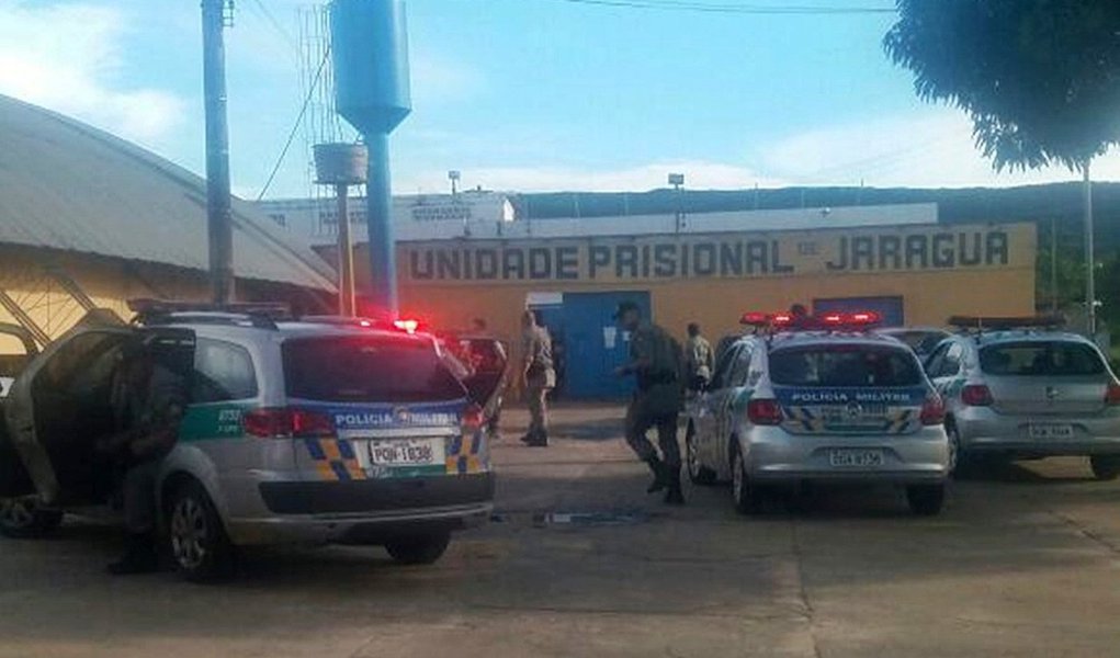 As forças policiais da região central de Goiás estão mobilizadas para recapturar presos que fugiram sábado (23) do presídio de Jaraguá; servidores da unidade prisional foram agredidos para que duas pessoas que estão presas por tráfico fossem resgatadas, de acordo com a Superintendência Executiva de Administração Penitenciária (Seap); a secretaria informou que mais pessoas foram libertadas para atrapalhar o trabalho da polícia em recapturar os dois traficantes
