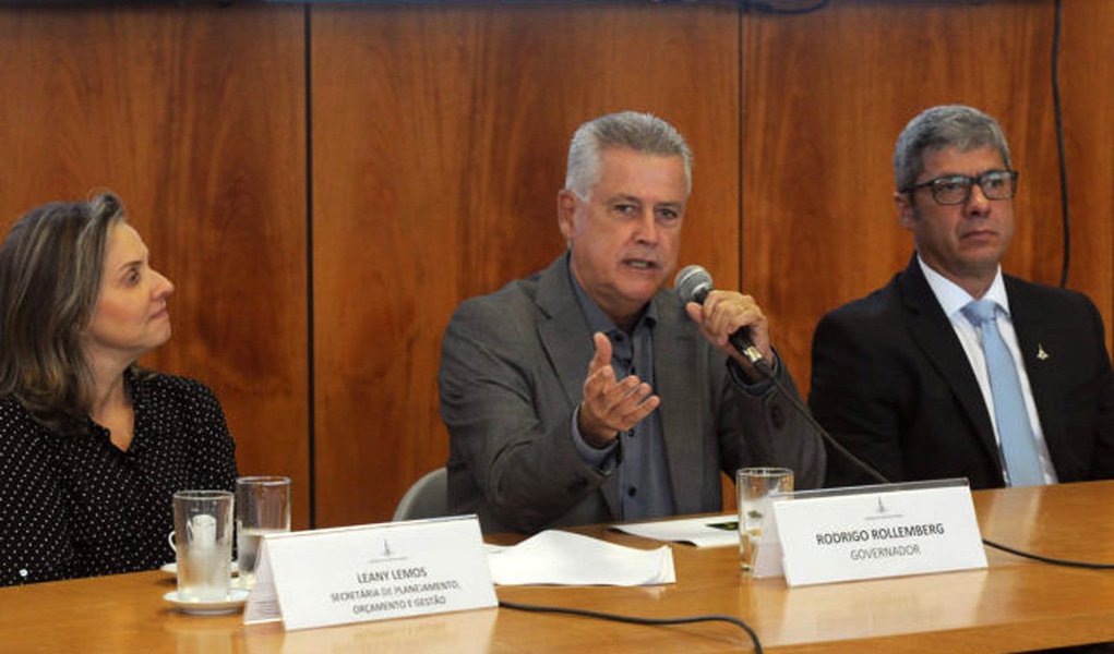 As duas propostas somam R$ 1,5 bilhão e destinam recursos para construção de escolas, manutenção de hospitais, nomeações, mobilidade e obras de urbanização; o governador Rodrigo Rollemberg apresentou as mudanças em entrevista coletiva nesta quinta-feira (11), no Palácio do Buriti