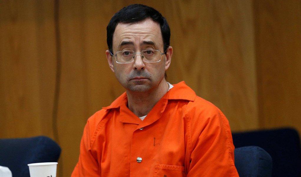 O ex-médico da equipe de ginástica dos Estados Unidos Larry Nassar foi condenado a uma pena adicional de 40 a 125 anos de prisão em um tribunal do Michigan nesta segunda-feira, por abusar sexualmente de jovens ginastas, após uma sentença anterior de até 175 anos de prisão imposta no último mês