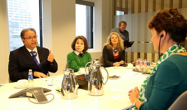 O governador Marcelo Miranda, acompanhado da embaixadora do Brasil na Holanda, Regina Dunlop, se reuniu, na Holanda, com a Chefe Global do Rabobank, Jacqueline Pieters e outros executivos da instituição financeira, para conhecer melhor a parceria da Fundação Rabobank com a Organização das Nações Unidas - Meio Ambiente que prevê investimentos de US$ 1 bilhão de dólares projetos de agricultura sustentável;  programa deve conceder subsídios e créditos aos agricultores envolvidos na produção, processamento ou comércio de commodities agrícolas, baseado na sustentabilidade