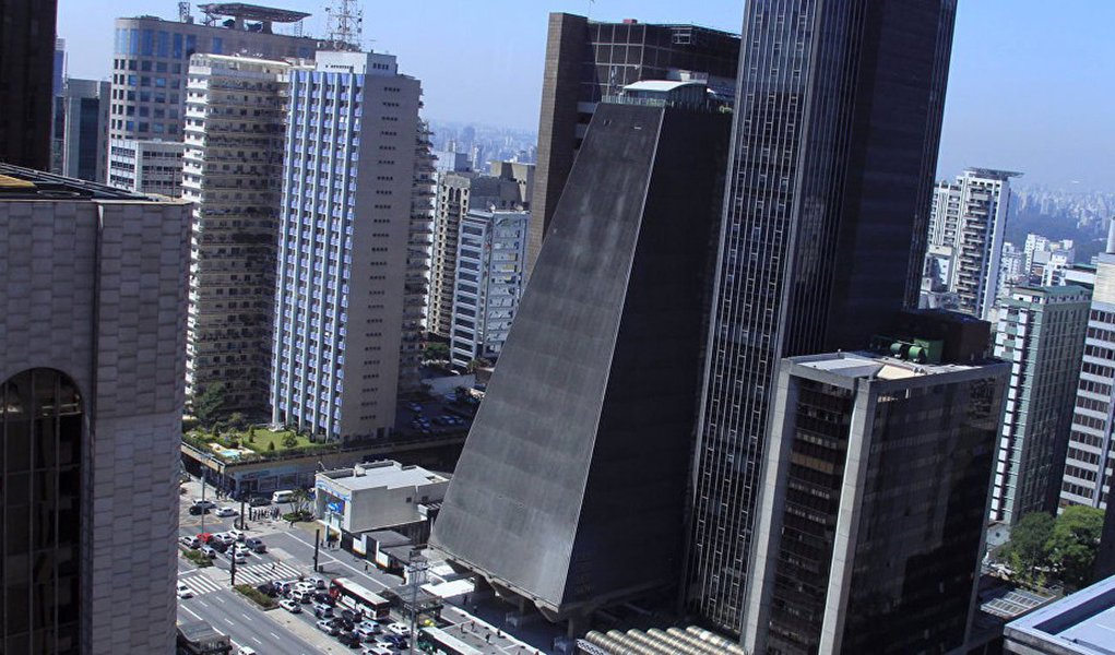 Federação das Indústrias do Estado de São Paulo protocolou nessa sexta-feira (9) um pedido para participar como amicus curiae das ações que questionam norma que permite o bloqueio indiscriminado de bens pela Fazenda Pública sem autorização judicial ou direito ao contraditório; para a entidade, caso a regra continue a valer, existirá um processo de execução fiscal "paralelo", sem o devido processo legal e demais garantias e direitos individuais constitucionalmente assegurados aos contribuintes, provocando prejuízos para pessoas físicas e jurídicas