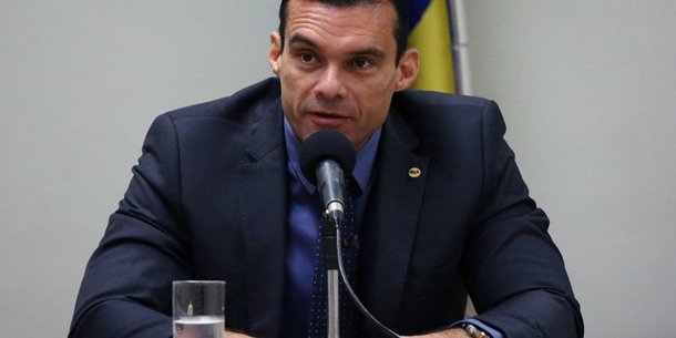 Na sexta-feira (26), às 14h, acontecerá o seminário “Jogos de Azar: um caminho para a corrupção e outros crimes”, a ser realizado na sede da Escola Superior de Advocacia do Piauí, localizado na Ordem dos Advogados do Brasil-PI; o evento vai discutir os malefícios oriundos dos jogos de azar, como corrupção, vícios, lavagem de dinheiro, sonegação fiscal e evasão de receitas, que poderão vir à tona caso o PL 442/91, que tramita na Câmara dos Deputados seja aprovado