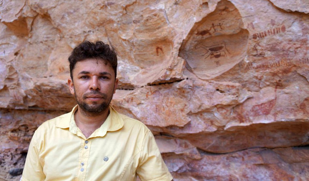 Vivendo sob o sol escaldante, enfrentando a seca e a fome na caatinga nordestina no interior do Piauí e dividindo os poucos alimentos providos pela mãe, uma lavradora, com nove irmãos, Iderlan de Souza, 31 anos, passou em primeiro lugar no mestrado da Universidade de Trás-os-Montes e Alto Douro (UTAD), em Portugal; o curso, de arqueologia pré-histórica e arte rupestre, é formado por um consórcio de seis universidades europeias e faz parte do programa Erasmus Mundus