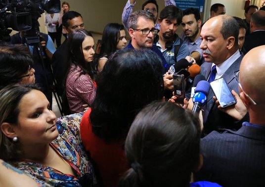 Todas as providências estão sendo tomadas no sentido de transferir o mais rápido possível os presos perigosos que estão no Complexo Prisional de Aparecida de Goiânia para presídios federais, conforme determinação judicial, afirmou o diretor-geral de Administração Penitenciária, coronel Edson Costa; “Neste momento estamos trabalhando na identificação dos presos que se enquadram nessa situação, ao mesmo tempo em que buscamos junto ao Departamento Penitenciário Nacional (Depen) informações sobre a disponibilidade de vagas no sistema federal para o recambiamento dos presos"
