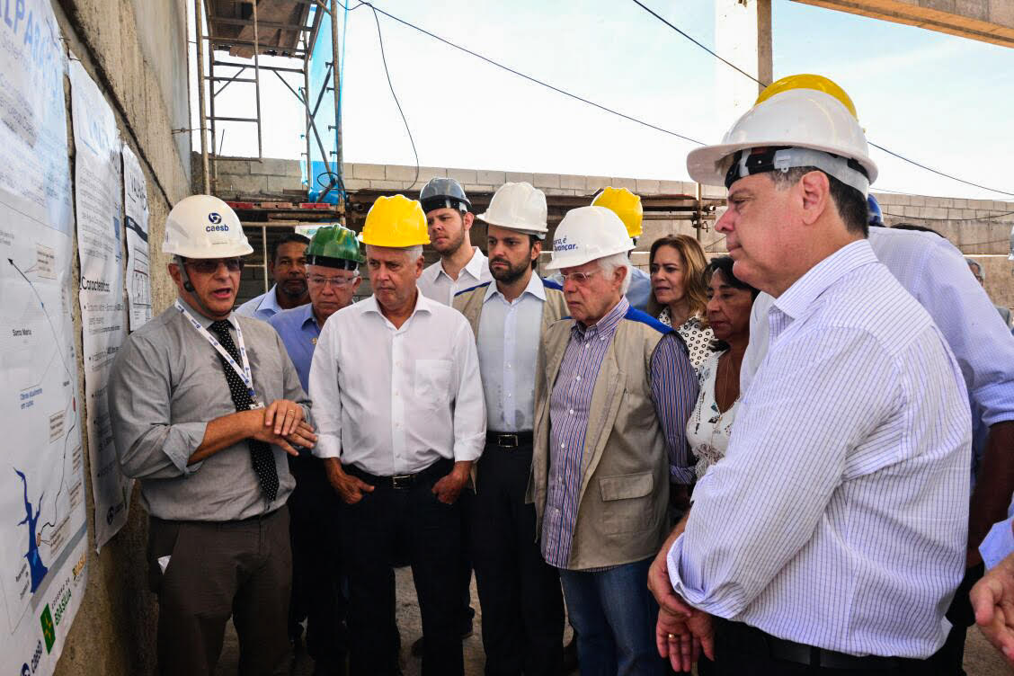 O governador Marconi Perillo, o vice-governador Zé Eliton, os ministros Alexandre Baldy e Moreira Franco e o governador Rodrigo Rollemberg (DF) vistoriaram hoje a Estação de Tratamento de Água de Valparaíso de Goiás, do Sistema Produtor Corumbá IV, que vai fornecer água para municípios goianos do Entorno e da região do Distrito Federal pelos próximos 30 anos; num primeiro momento, 1,3 milhão de pessoas serão beneficiadas (50% em Goiás e 50% no Distrito Federal) e, na segunda etapa, 2,5 milhões serão atendidas; Corumbá IV, orçada em R$ 550 milhões, divididos de forma igualitária entre os governos de Goiás, Distrito Federal, com aporte da União, dará vazão a cerca de 30% do total captado hoje no DF
