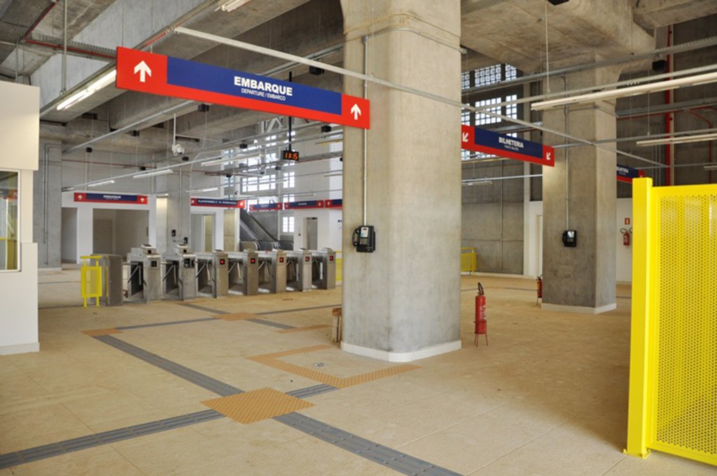 A partir do sábado (3), quem conta com o Metrô de Porto Alegre como meio de transporte deverá pagar o reajuste de 94% aprovado pelo Ministério das Cidades; desde 2008, a tarifa do Trensurb se mantinha em R$ 1,70; com o acréscimo, ela passa para R$ 3,30; em julho do ano passado, a porcentagem especulada para o aumento correspondia a 47%