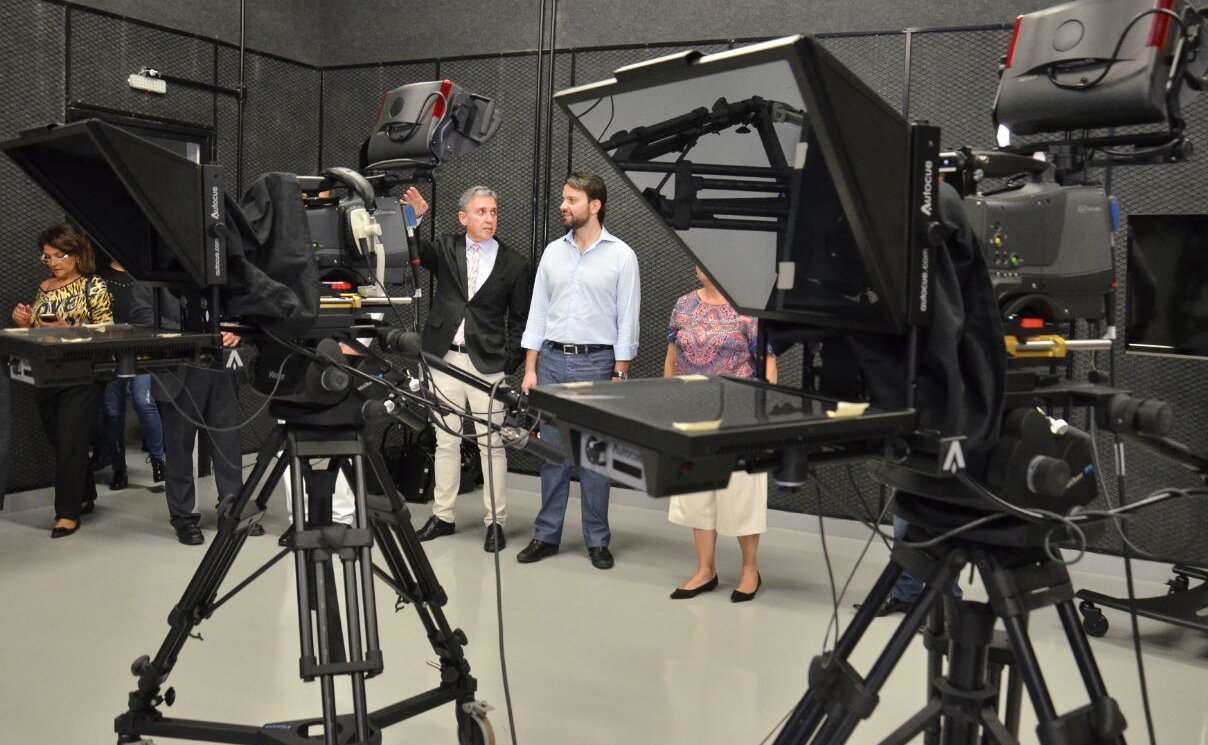 A coluna Giro, do jornal O Popular, informa nesta quarta-feira que a Agência Brasil Central (ABC) vai virar empresa; alteração dará maior autonomia financeira para a ABC, que hoje é uma autarquia e poderá, por exemplo, receber recursos destinados à veiculação de mídia oficial nas emissoras de rádio (RBC) e TV (TBC); mudança na estrutura administrativa se soma à adoção da nova linha editorial no jornalismo, que agora prioriza interatividade, cobertura de fatos em tempo real, prestação de serviços e participação popular; reformulação é comandada pelo presidente da ABC, João Bosco Bittencourt