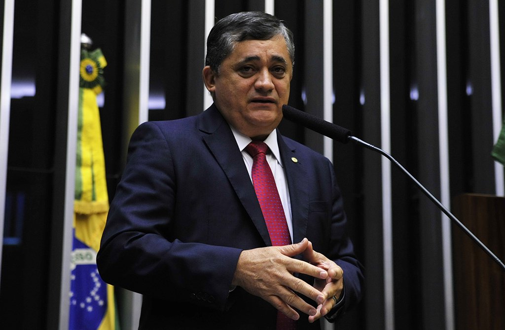 Deputado José Guimarães (PT-CE), líder da Minoria na Câmara, informou que haverá uma reunião do Conselho da República, órgão de consulta da presidência da República, para questionar as razões da intervenção na segurança do Rio anunciada por Michel Temer; "O que está por trás. Qual objetivo? Vai fazer esta intervenção em todos os entes da Federação? Por que não convocou o Conselho da República para discutir o assunto? Até porque, em um momento de crise institucional, no mínimo o presidente deveria convocar os governadores e discutir uma saída para todos os estados"