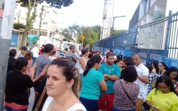 Familiares reclamam desde novembro de sofrer pressão da Prefeitura de São Paulo para trocar os filhos de escola, e assim não perder o benefício; a maior parte das crianças teve o benefício mantido, mas pelo menos duas escolas tiveram cerca de 600 alunos excluídos do programa