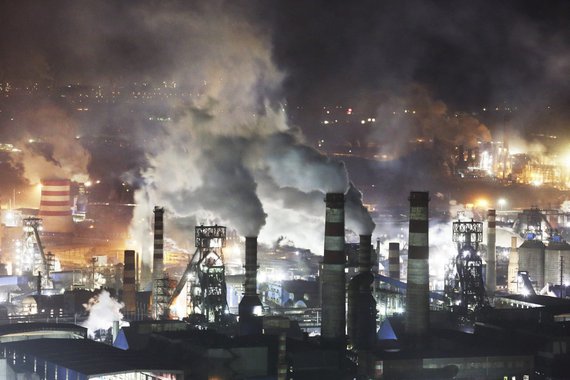 O crescimento do setor industrial da China desacelerou em dezembro uma vez que a repressão à poluição do ar e o esfriamento do mercado imobiliário começam a pesar sobre a segunda maior economia do mundo; o Índice de Gerentes de Compras (PMI, na sigla em inglês) oficial divulgado neste domingo caiu a 51,6 em dezembro, de 51,8 em novembro 