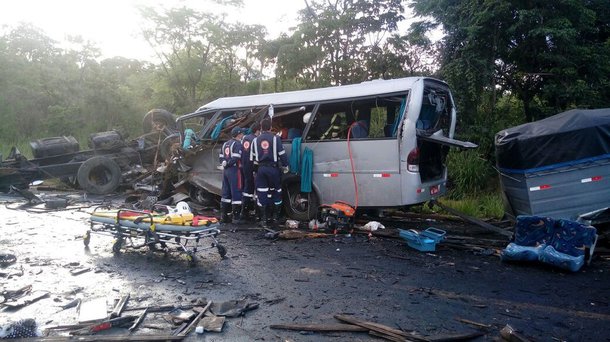 O acidente aconteceu na BR-251, em Grão Mogol, no Norte de Minas; de acordo com Samu e os Bombeiros, 11 pessoas estão em estado grave, uma em estado gravíssimo e 27 sofreram ferimentos leves; as coalizações envolveram sete veículos, sendo um caminhão que fazia o transporte de outro caminhão, duas carretas, dois micro-ônibus, duas carretas e uma van