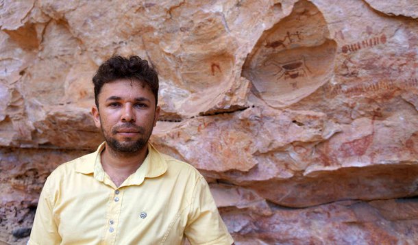 Vivendo sob o sol escaldante, enfrentando a seca e a fome na caatinga nordestina no interior do Piauí e dividindo os poucos alimentos providos pela mãe, uma lavradora, com nove irmãos, Iderlan de Souza, 31 anos, passou em primeiro lugar no mestrado da Universidade de Trás-os-Montes e Alto Douro (UTAD), em Portugal; o curso, de arqueologia pré-histórica e arte rupestre, é formado por um consórcio de seis universidades europeias e faz parte do programa Erasmus Mundus