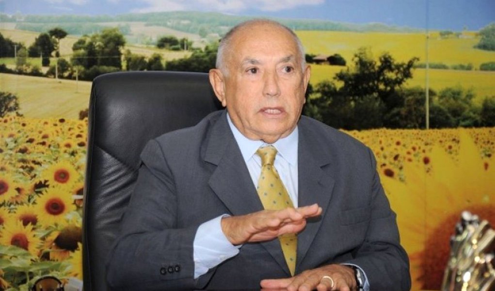 O ex-governador do Tocantins Siqueira Campos se manifestou em resposta à possibilidade de uma aliança com o governador Marcelo Miranda (MDB), que foi levantada pelo pré-candidato ao governo estadual e prefeito de Palmas, Carlos Amastha (PSB), em visita a Araguaína; Siqueira descartou a possibilidade de fazer "alianças impossíveis ou inimagináveis"; "A minha pré e possível candidatura ao Senado depende de Deus e da vontade do povo, dos meus companheiros e de quem sempre acreditou em mim, somente"