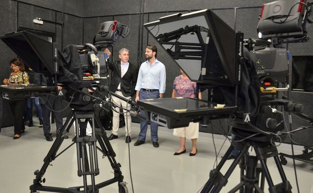 A coluna Giro, do jornal O Popular, informa nesta quarta-feira que a Agência Brasil Central (ABC) vai virar empresa; alteração dará maior autonomia financeira para a ABC, que hoje é uma autarquia e poderá, por exemplo, receber recursos destinados à veiculação de mídia oficial nas emissoras de rádio (RBC) e TV (TBC); mudança na estrutura administrativa se soma à adoção da nova linha editorial no jornalismo, que agora prioriza interatividade, cobertura de fatos em tempo real, prestação de serviços e participação popular; reformulação é comandada pelo presidente da ABC, João Bosco Bittencourt