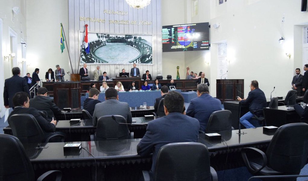 A previsão é que os deputados estaduais alagoanos retornem ao trabalho nesta quinta-feira (15); a volta dos parlamentares acontece por meio de Sessão Solene de instalação dos trabalhos da 4ª Sessão Legislativa da 18ª Legislatura, às 15 horas; a Presidência do Poder receberá o governador do Estado, Renan Filho, que passará em revista as tropas da Polícia Militar e, em seguida, irá apresentar o Plano de Governo para o exercício de 2018