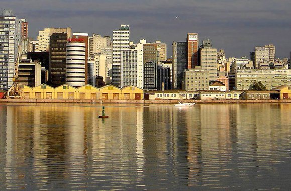 Por conta do julgamento dos recursos do ex-presidente Lula pelo TRF-4, Porto Alegre, cuja população é de 1,5 milhão de habitantes, espera receber mais de 50 mil visitantes até o dia 24; o movimento, ironicamente, faz lembrar o grande crescimento que a indústria do turismo teve nos anos em que Lula foi presidente