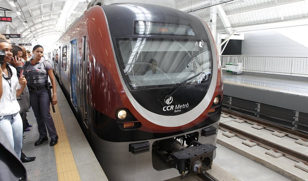 Passagem de ônibus sofrerá acréscimo de R$ 0,10 a partir desta terça-feira (2); atualmente de R$ 3,60, a tarifa será reajustada para R$ 3,70, como confirmado pelo prefeito ACM Neto, durante o Festival Virada Salvador 2018; valor será automaticamente adotado pelo metrô, devido a acordo entre a prefeitura e a CCR Metrô Bahia