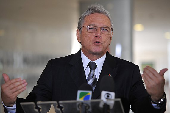 Após um almoço com o seu tio, o ex-governador Teotonio Vilela (PSDB), o deputado federal Pedro Vilela (PSDB) disse que ele vai anunciar nos próximos dias qual cargo irá concorrer; nos últimos meses foi especulado que Teotonio iria disputar o mandato de deputado federal; “quem espalha essas estórias é porque quer limpar o terreno, tentando tirar um forte candidato da disputa. Téo já disse que se for candidato será ao Senado e a nenhum outro cargo”, garantiu Pedro Vilela