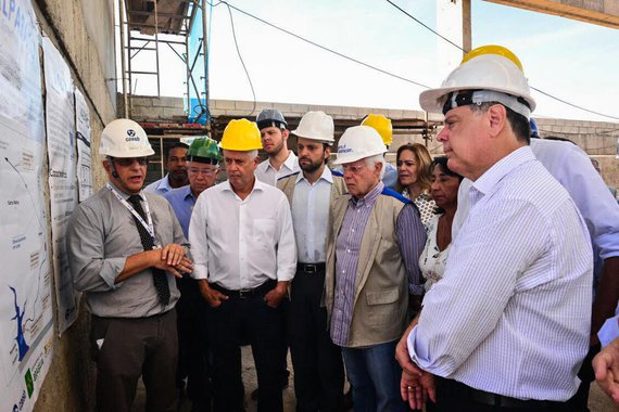 O governador Marconi Perillo, o vice-governador Zé Eliton, os ministros Alexandre Baldy e Moreira Franco e o governador Rodrigo Rollemberg (DF) vistoriaram hoje a Estação de Tratamento de Água de Valparaíso de Goiás, do Sistema Produtor Corumbá IV, que vai fornecer água para municípios goianos do Entorno e da região do Distrito Federal pelos próximos 30 anos; num primeiro momento, 1,3 milhão de pessoas serão beneficiadas (50% em Goiás e 50% no Distrito Federal) e, na segunda etapa, 2,5 milhões serão atendidas; Corumbá IV, orçada em R$ 550 milhões, divididos de forma igualitária entre os governos de Goiás, Distrito Federal, com aporte da União, dará vazão a cerca de 30% do total captado hoje no DF