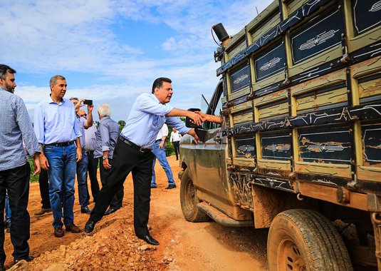 O governador Marconi Perillo e o vice-governador, Zé Eliton cumpriram agenda de trabalho em duas cidades da região Nordeste do Estado - São Domingos e Divinópolis; em ambas o governador liberou parcelas do programa Goiás na Frente e anunciou mais obras para os municípios; além de participar de ato público nas cidades, o governador e comitiva percorreram cerca de 18 quilômetros da GO-447, que liga Divinópolis a Monte Alegre, na GO-118, em pavimentação; em São Domingos, Marconi entregou R$ 600 mil à Prefeitura referentes a duas parcelas de um total de R$ 3 milhões do programa Goiás na Frente